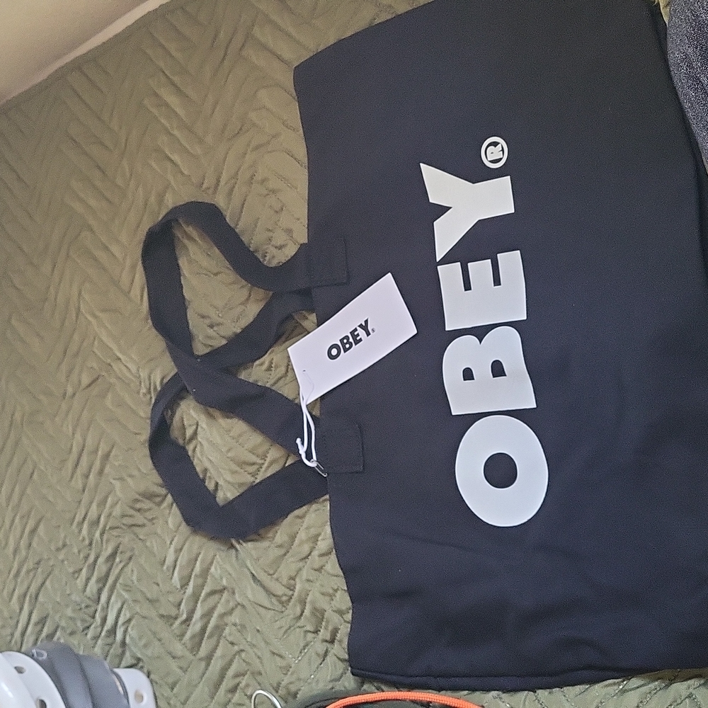 Obey tote